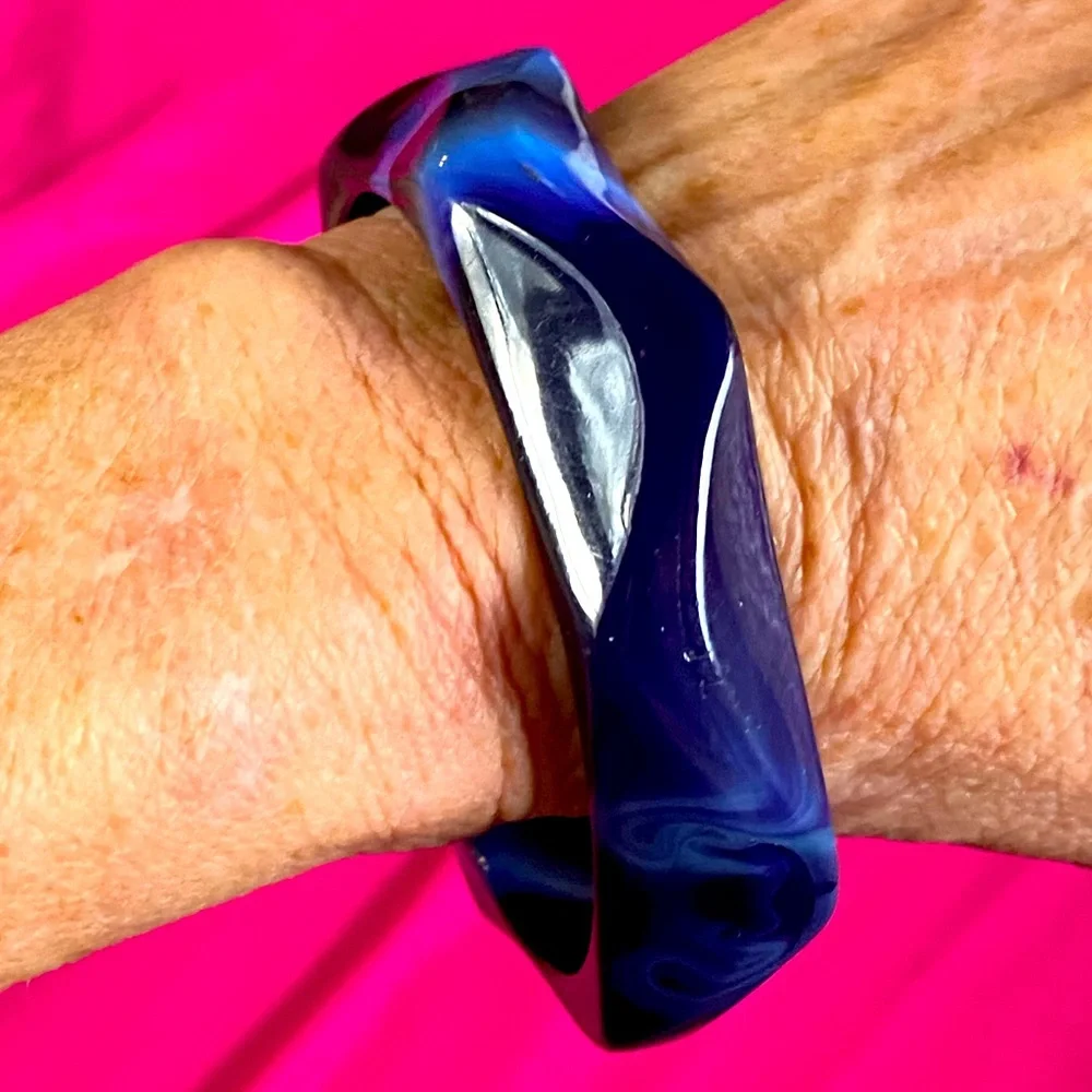 Two VTG lucite bracelets,blue marble geo carved bangle,stretch tile blue pink - Picture 6 of 11